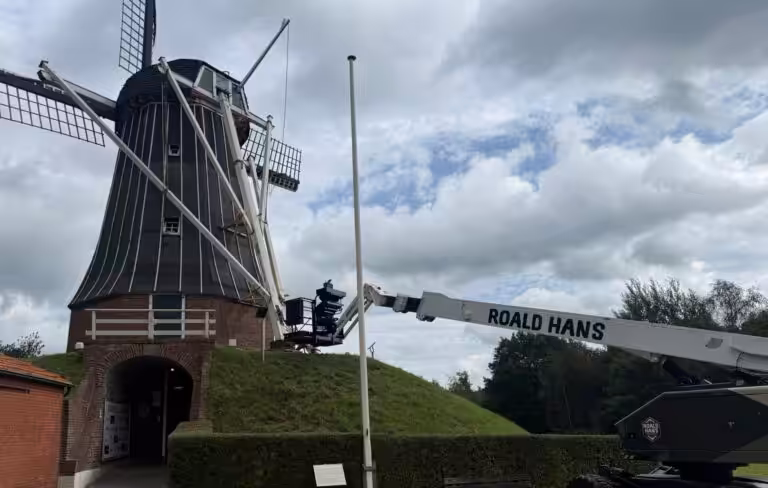 Nieuwe staartbalk voor de Geesterse Molen